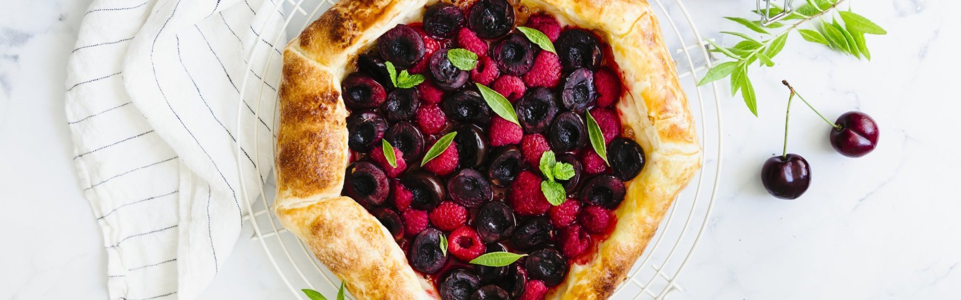 Tartelette aux framboises, cerises et gelée de groseilles à maquereau