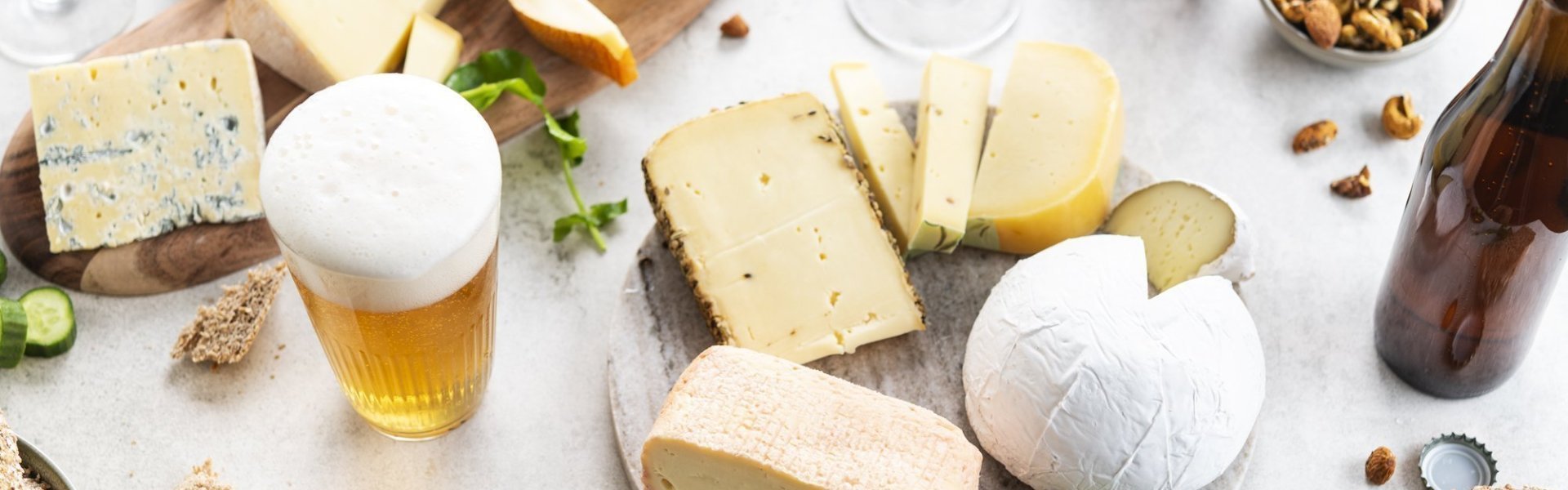 Kaasschotel met bier en groentjes In beeld zie je enkele schotels gevuld met Belgische kazen. Wij serveren hen met noten, brood, komkommerschijfjes, waterkers, mosterd en aangepaste bieren.