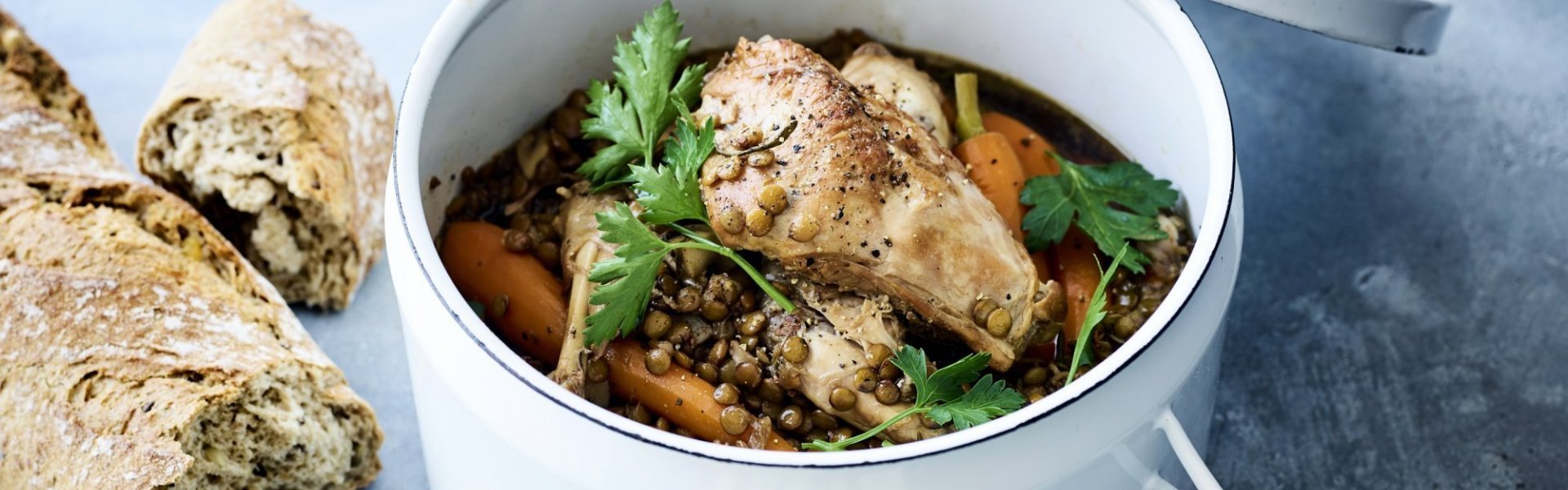 Cuisses de lapin en cuisson lente aux carottes et aux lentilles Cuisses de lapin en cuisson lente aux carottes et aux lentilles