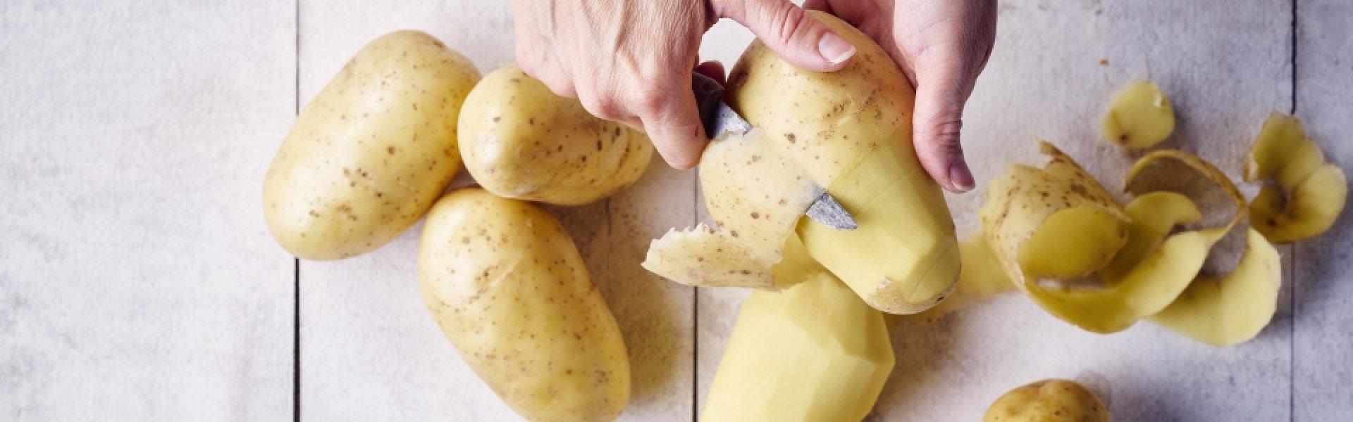 éplucher des pommes de terre