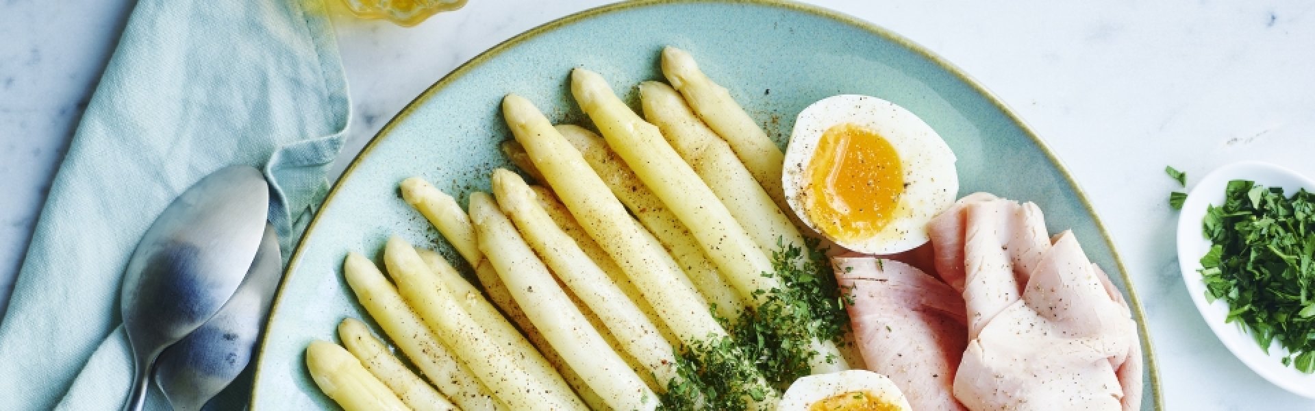 Asperges met ei en gekookte ham Asperges met ei en gekookte ham