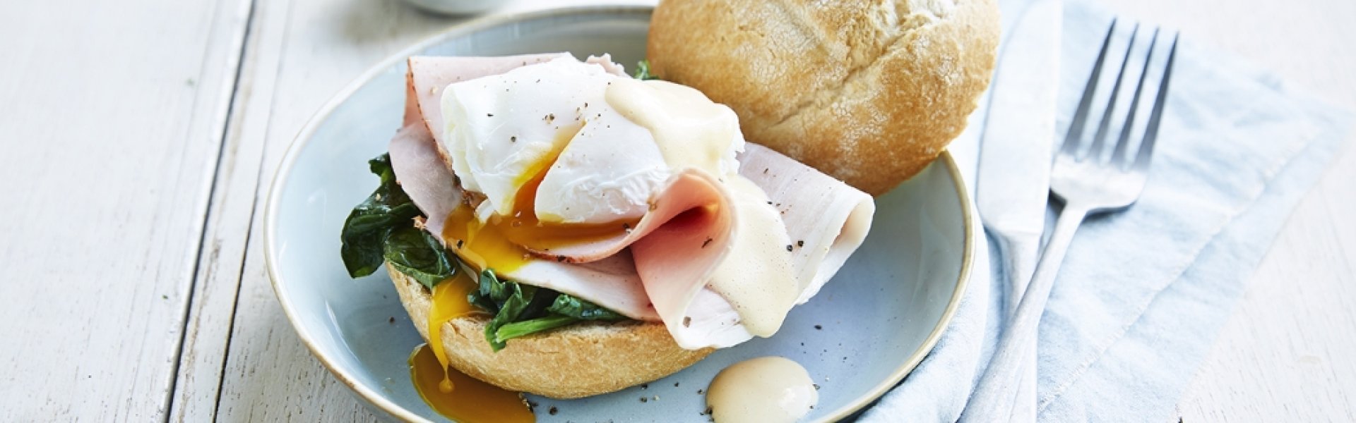 Broodje met benedict-eitje met gekookte ham Broodje met benedict-eitje met gekookte ham