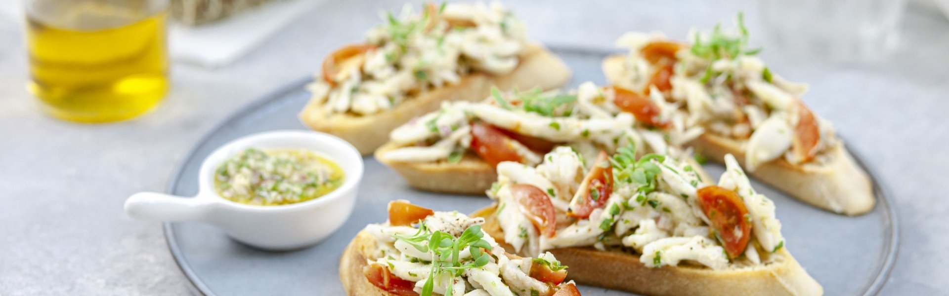Crostini met rogtartaar en sjalotdressing Crostini met rogtartaar en sjalotdressing