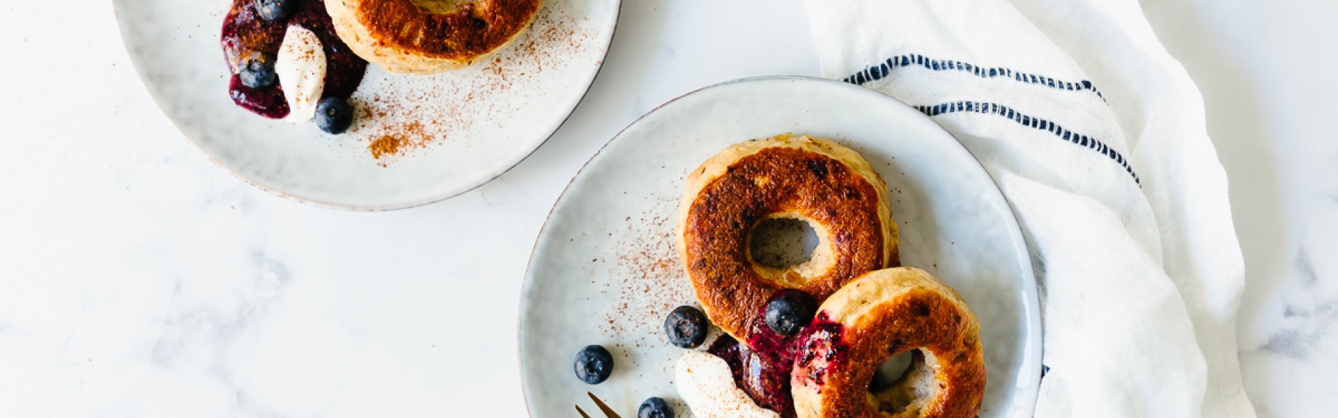 Donuts aux myrtilles et à la crème épaisse