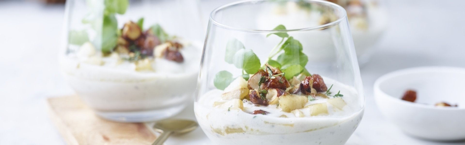 Mousse de fromage bleu, poires caramélisées et crunch de noix