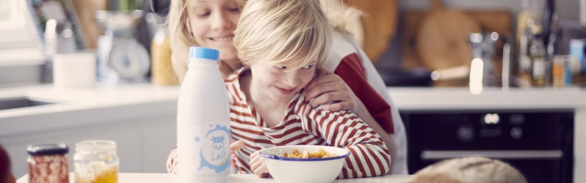 Enfants à la table du petit déjeuner