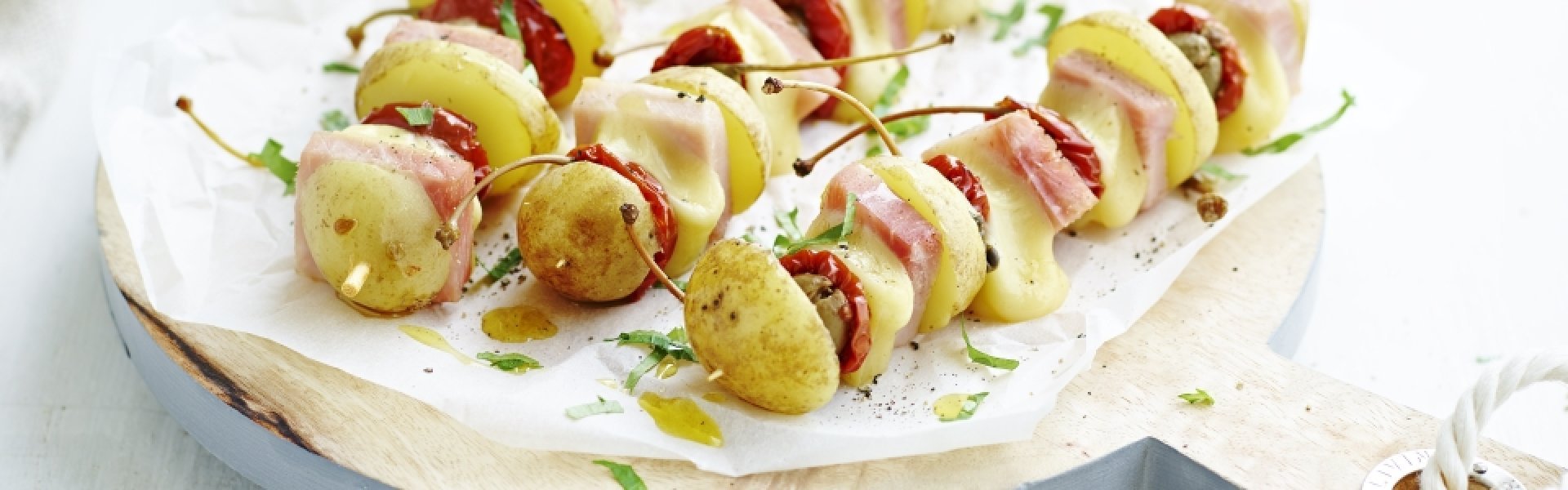 Brochettes de pommes de terre et fromage fondu