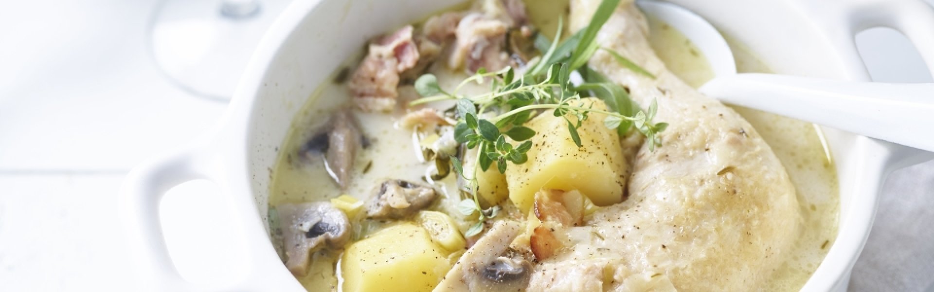 Stoofpotje met kip, champignons en aardappelen Stoofpotje met kip, champignons en aardappelen
