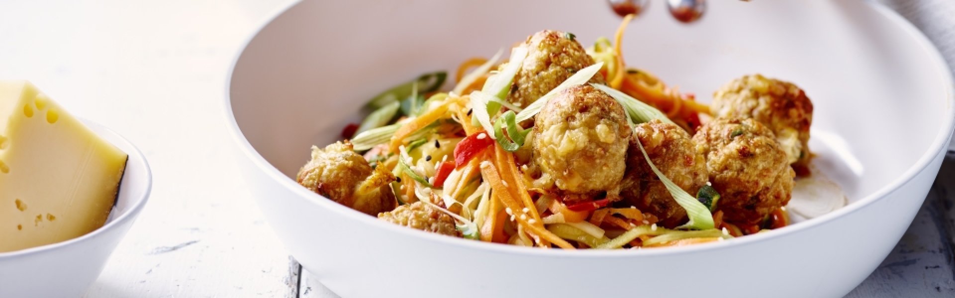 Boulettes de haché de poulet, nouilles et légumes