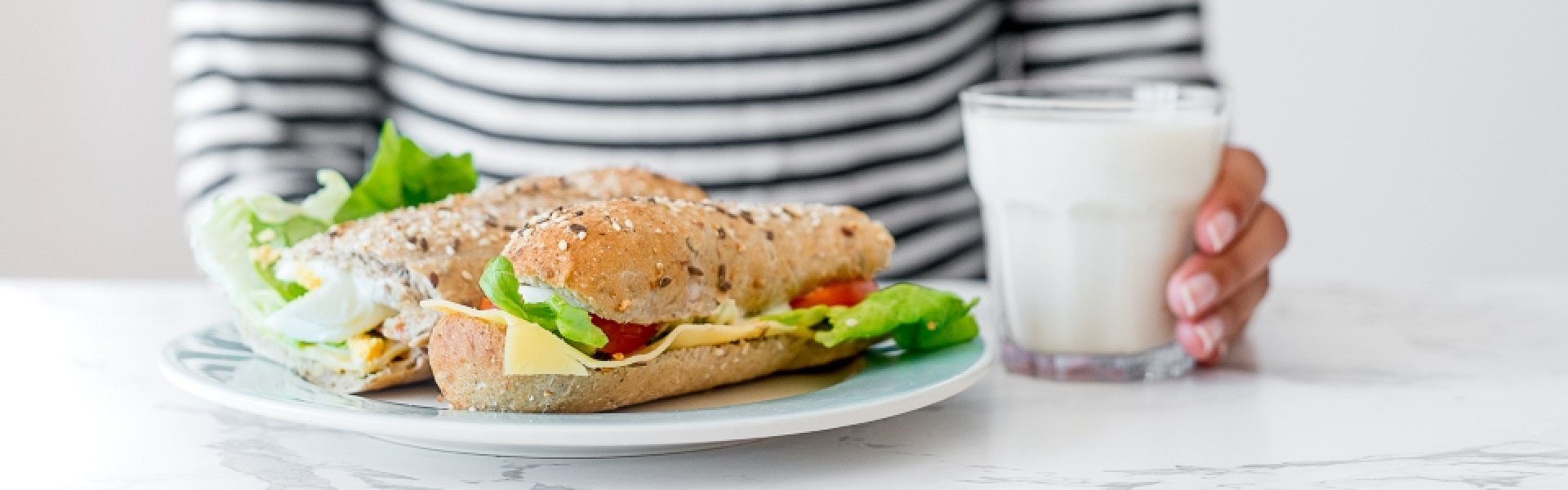 Sandwich et verre de lait Sandwich et verre de lait