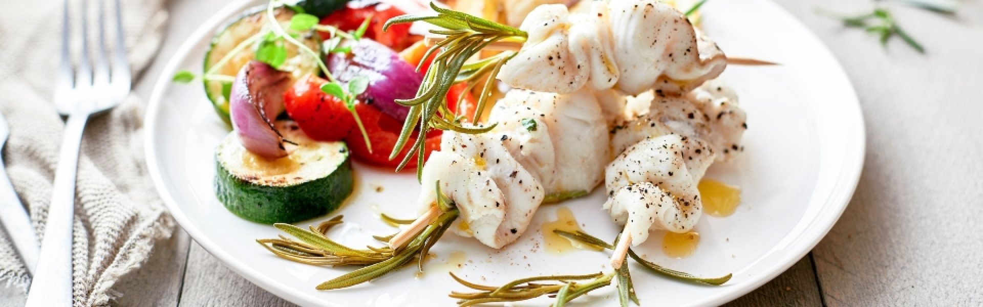 Brochettes de plie à la vapeur, légumes grillés et grenailles Brochettes de plie à la vapeur, légumes grillés et grenailles