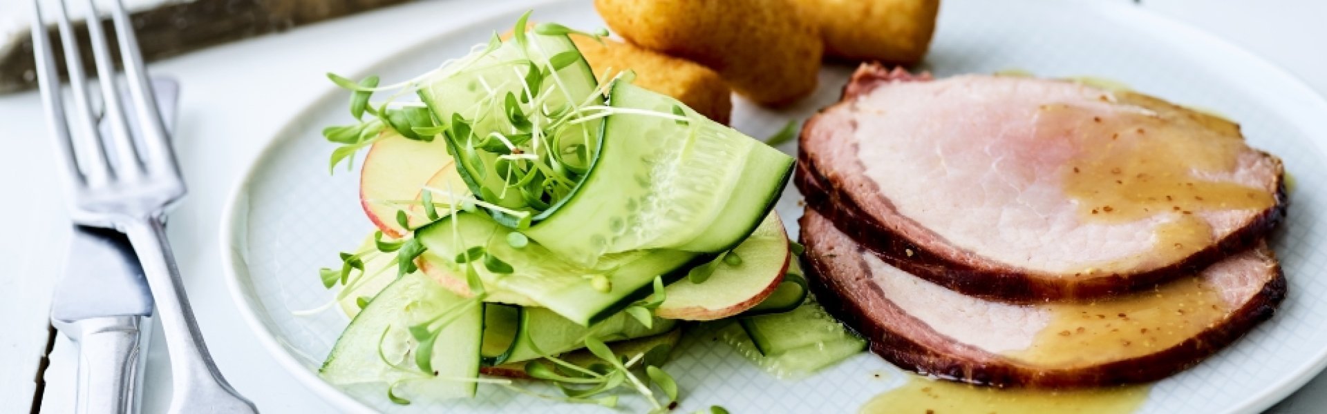 Rôti ardennais à la sauce moutarde et à la Vieille Gueuze, croquettes et salade de pomme et concombre