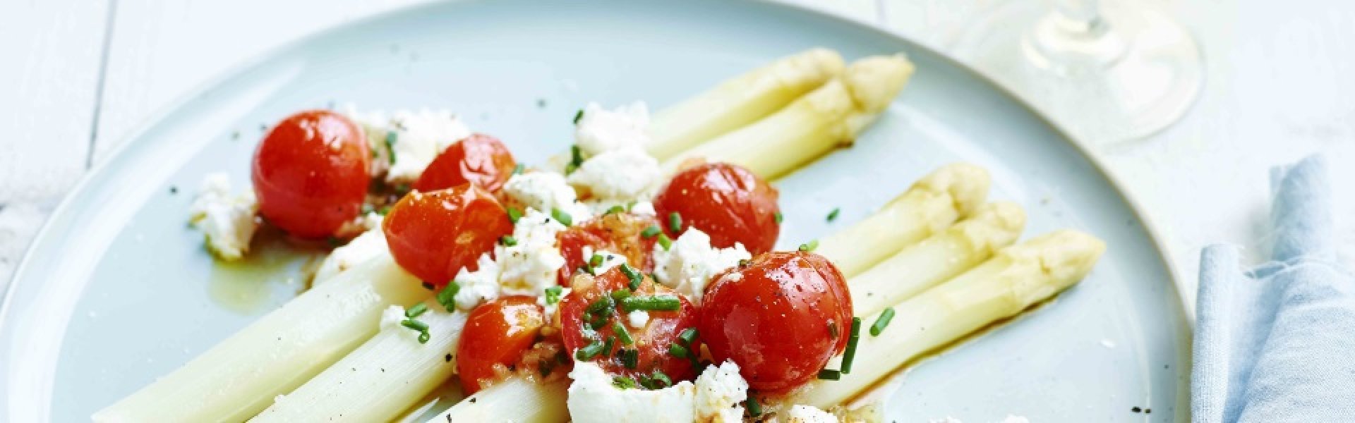 Asperges et salsa de tomates cerises