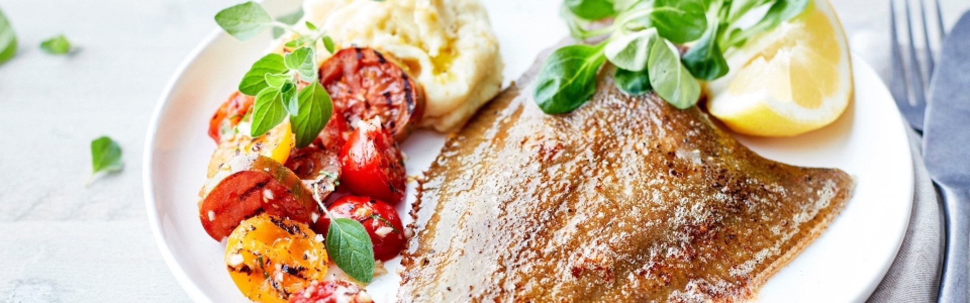 Plie, purée de pommes de terre onctueuse et salade de tomates grillées Plie, purée de pommes de terre onctueuse et salade de tomates grillées