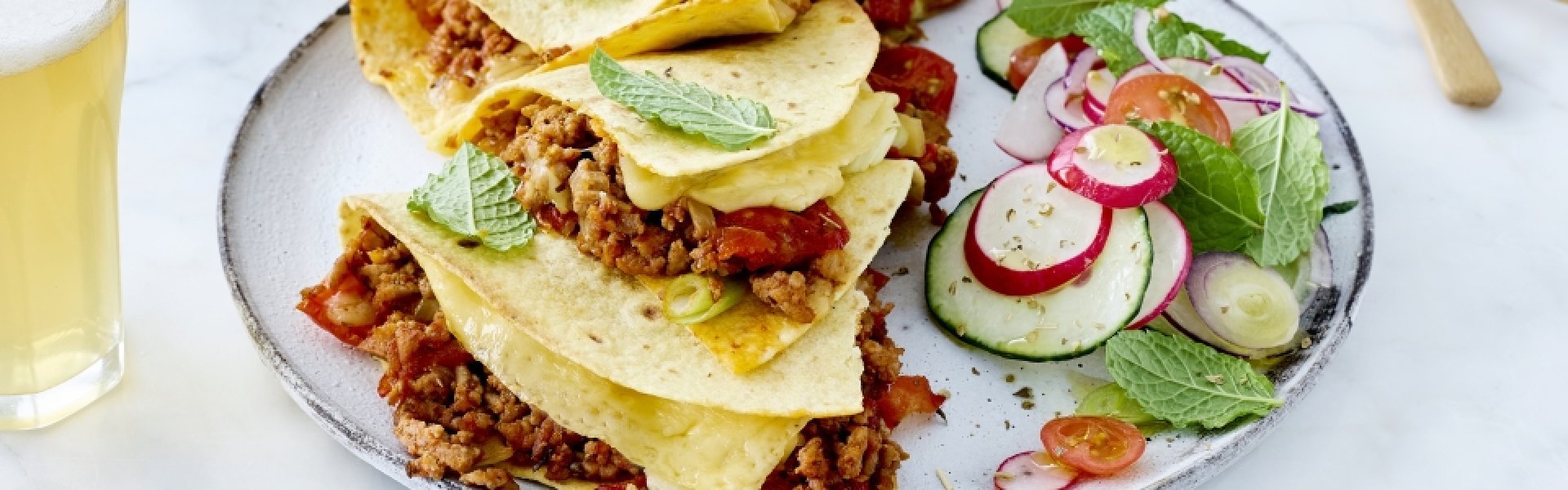 Quesadilla au haché et salade fraîche de légumes Quesadilla au haché et salade fraîche de légumes