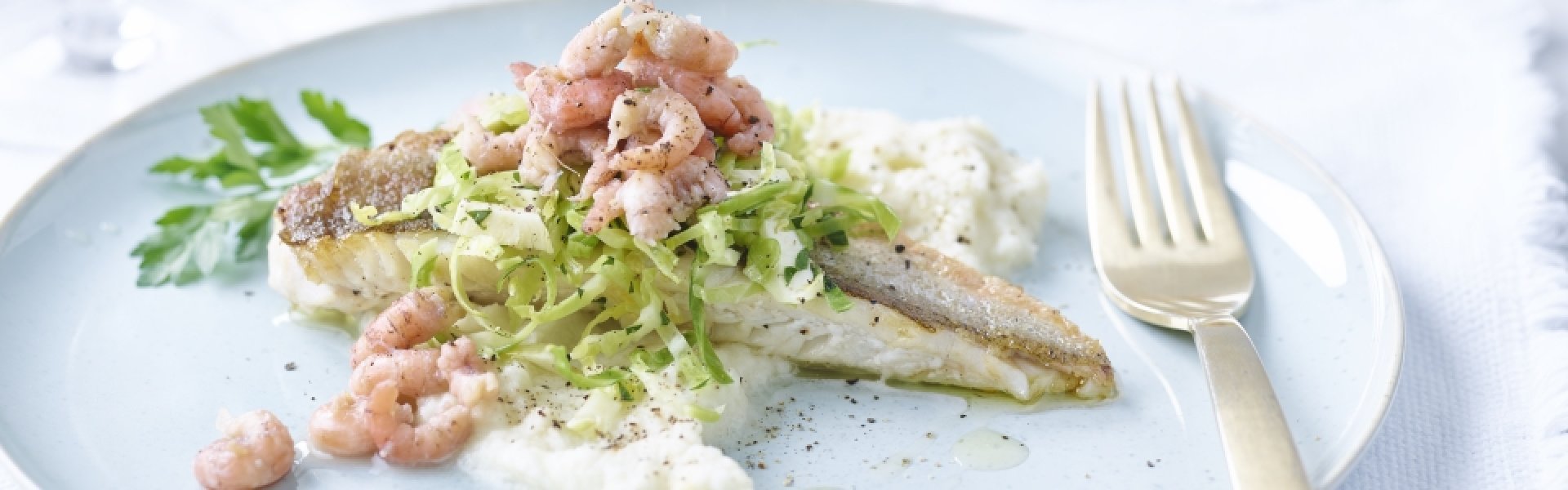 Rouget et crevettes grises, purée de chou-fleur et salade de choux de Bruxelles Rouget et crevettes grises, purée de chou-fleur et salade de choux de Bruxelles