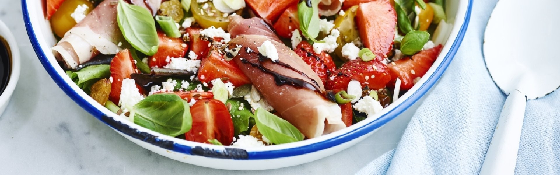 Salade aux fraises, fromage de chèvre et jambon Ganda Salade aux fraises, fromage de chèvre et jambon Ganda