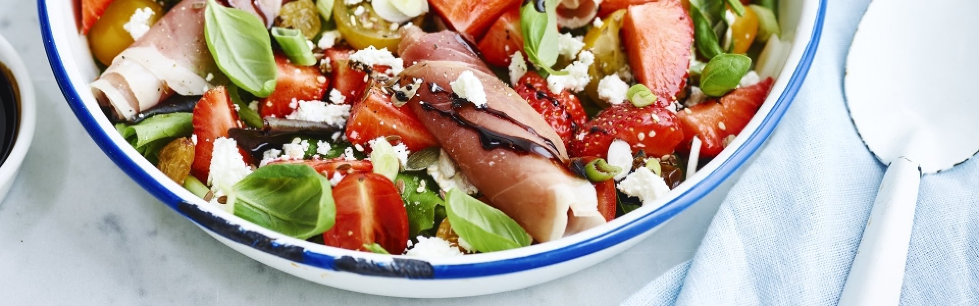 Salade aux fraises, fromage de chèvre et jambon Ganda