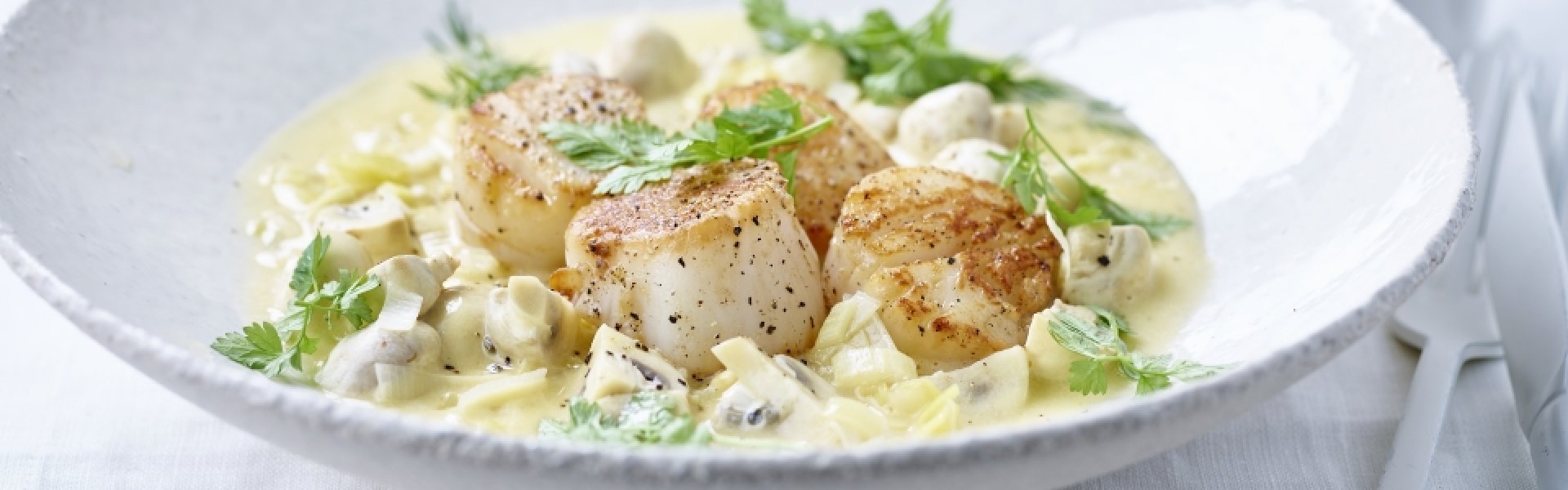 Coquilles Saint-Jacques, légumes et sauce beurre blanc Coquilles Saint-Jacques, légumes et sauce beurre blanc