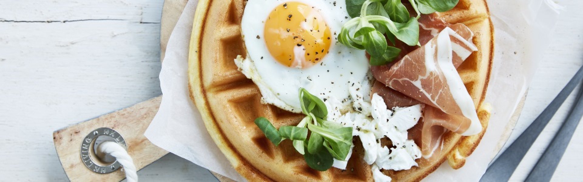 Gaufre de petit déjeuner avec œuf au plat, jambon cru et fromage de chèvre Gaufre de petit déjeuner avec œuf au plat, jambon cru et fromage de chèvre