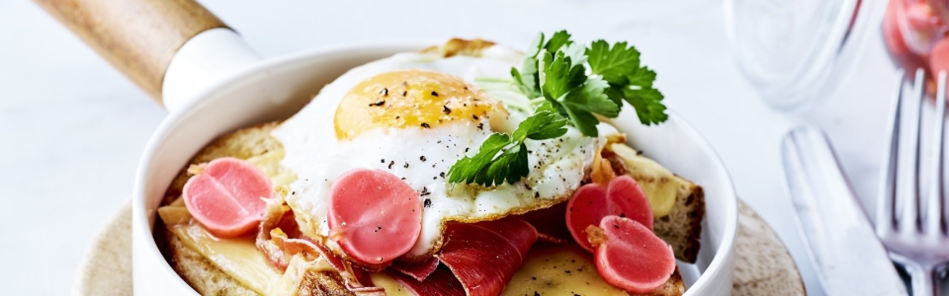 Croûte au fromage et oeuf au plat