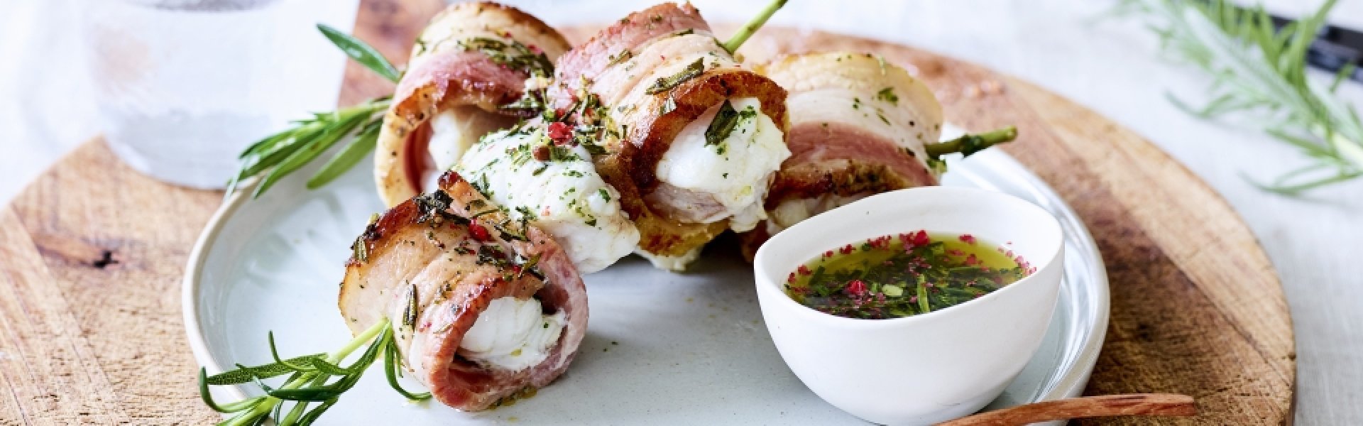 Petite brochette de lotte au lard de Flandre cuit au four Petite brochette de lotte au lard de Flandre cuit au four