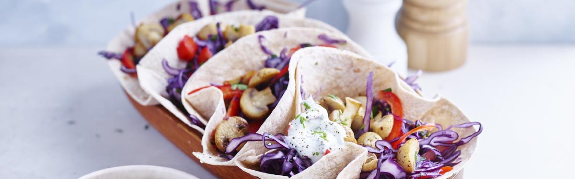 Taco aux champignons sautés, chou rouge, poivron et sauce au yaourt Taco aux champignons sautés, chou rouge, poivron et sauce au yaourt