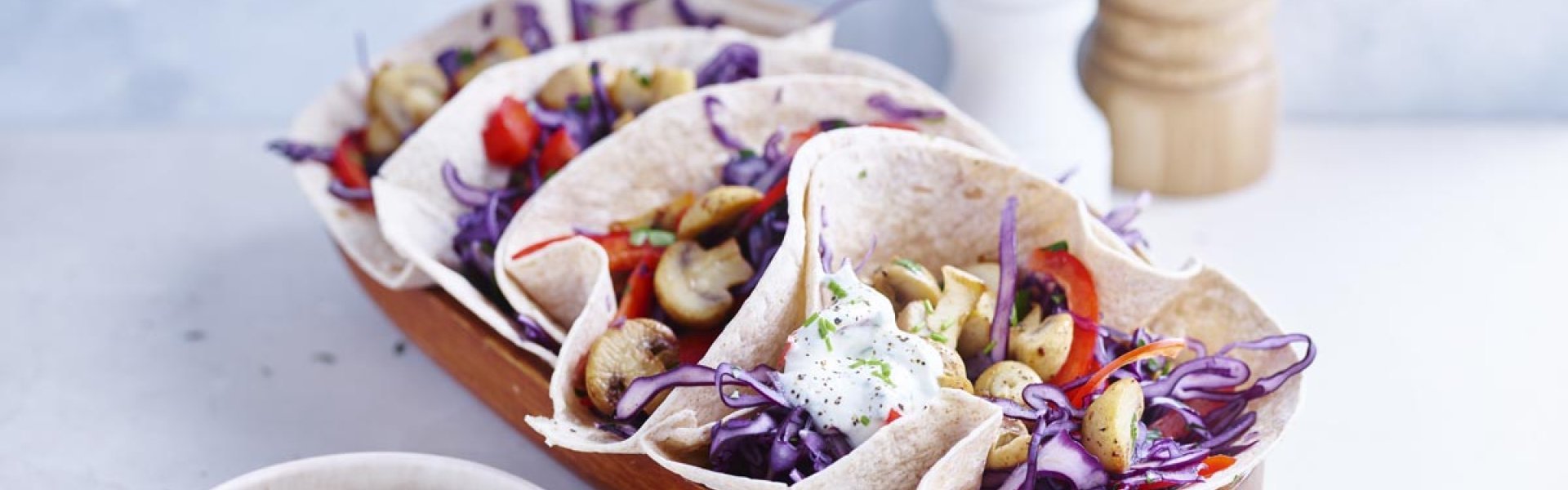 Taco aux champignons sautés, chou rouge, poivron et sauce au yaourt