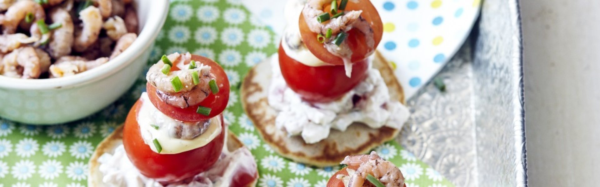 Blinis et mini tomates crevettes