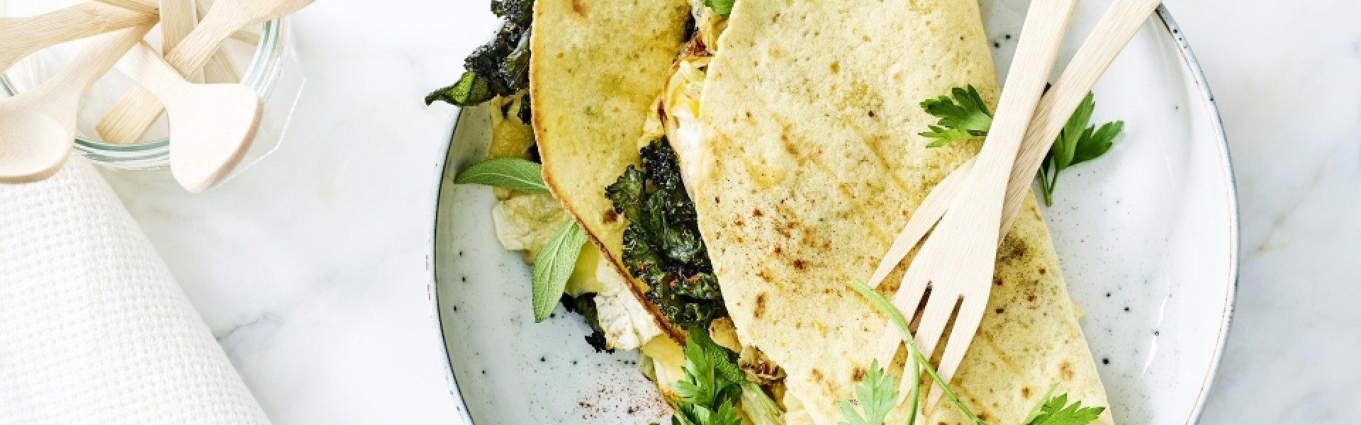 Tortilla à l’étuvée de chou de Savoie, chou frisé grillé et Brugge Fleuron Tortilla à l’étuvée de chou de Savoie, chou frisé grillé et Brugge Fleuron