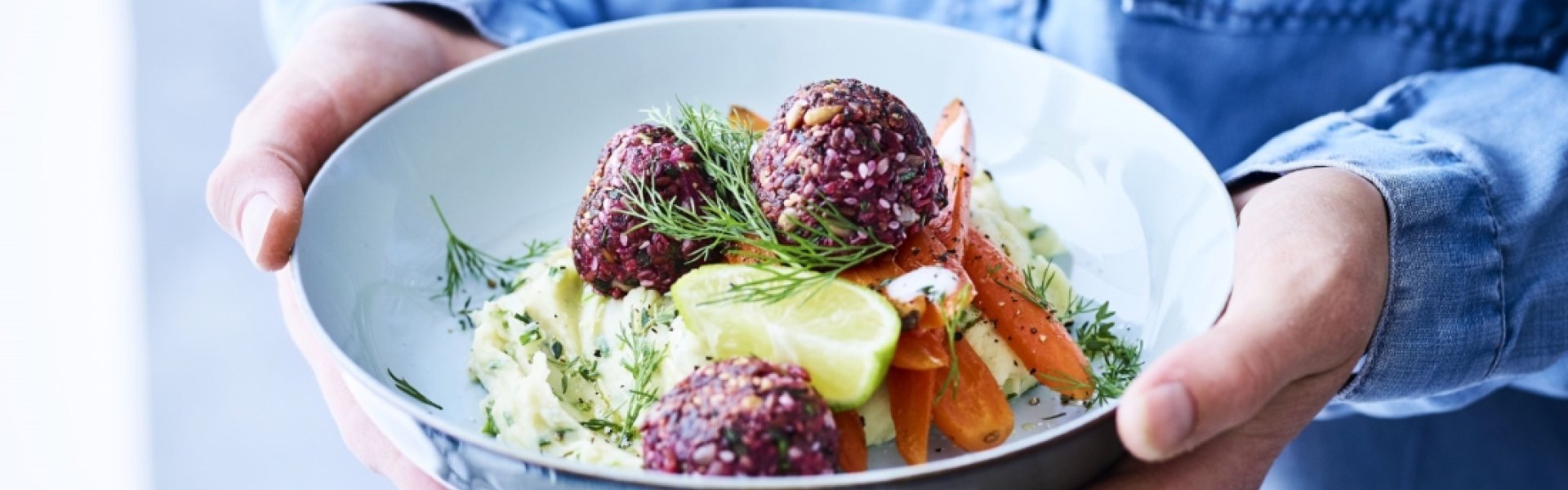 Boulettes végétariennes de betterave rouge aux carottes caramélisées Boulettes végétariennes de betterave rouge aux carottes caramélisées