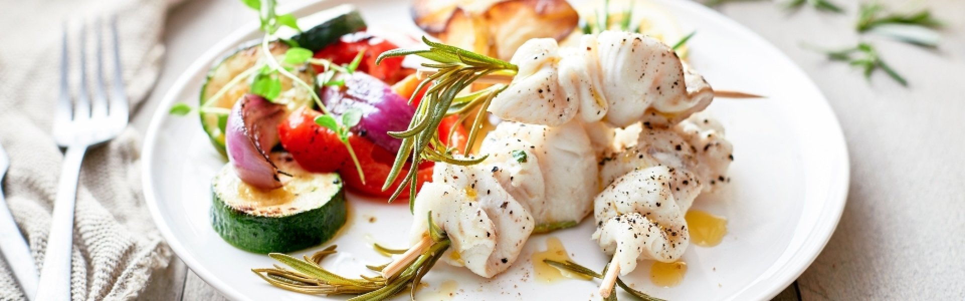 Brochettes de plie, légumes grillés et grenailles Brochettes de plie, légumes grillés et grenailles