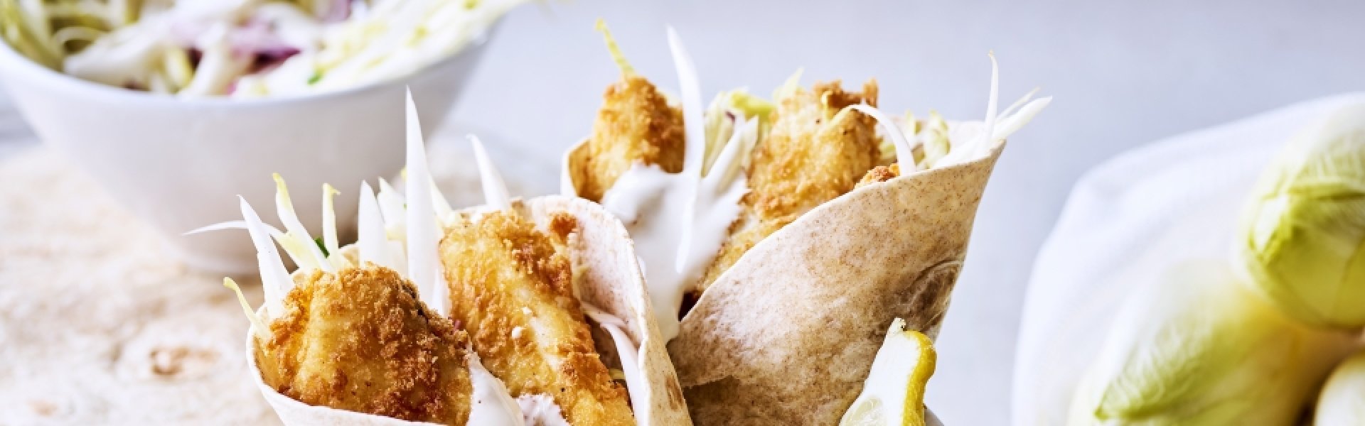 Taco's met gepaneerde visreepjes en frisse witloofsalade Taco's met gepaneerde visreepjes en frisse witloofsalade