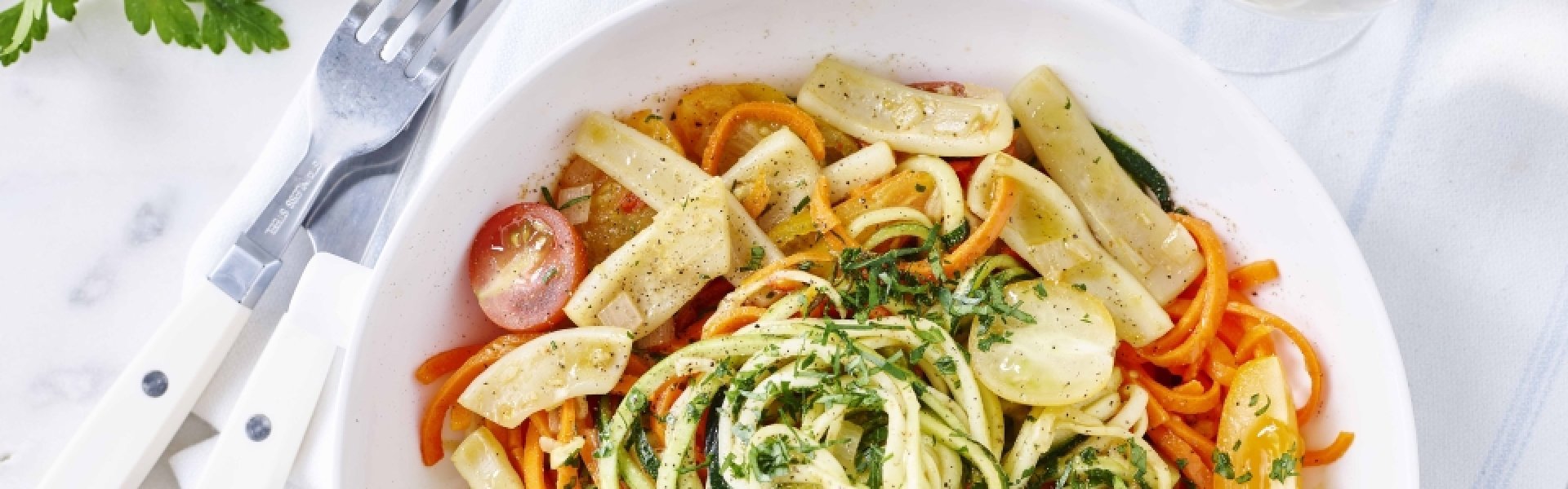 Courgetti à la seiche, carottes et tomates cerises Courgetti à la seiche, carottes et tomates cerises