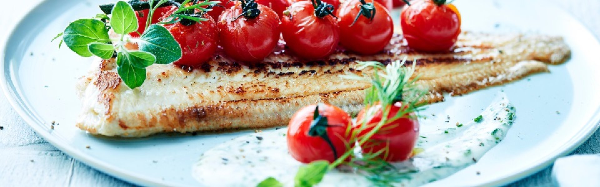 Sole de la mer du Nord, tomates cerises et fromage de chèvre relevé Sole de la mer du Nord, tomates cerises et fromage de chèvre relevé