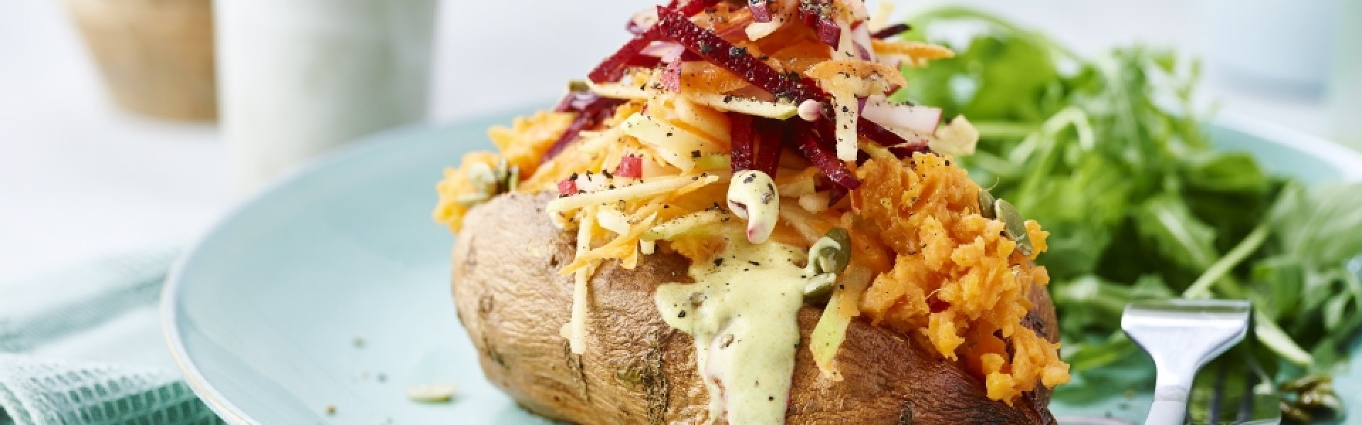 Salade de patates douces, carottes, radis, betteraves rouges et pommes Salade de patates douces, carottes, radis, betteraves rouges et pommes
